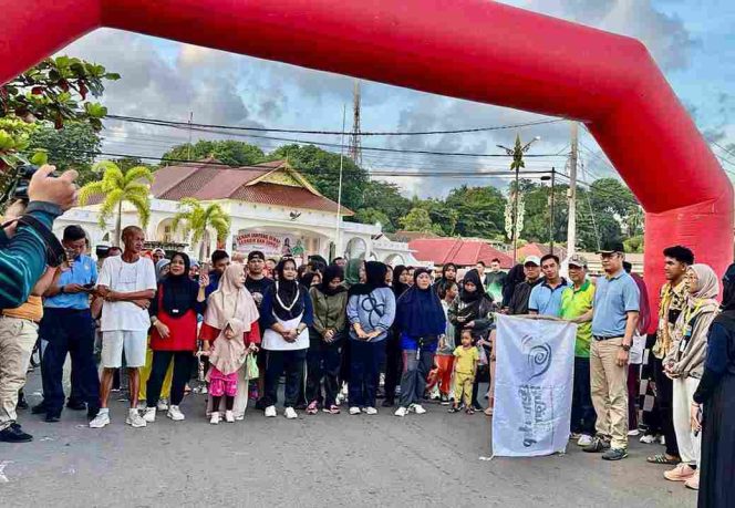 
					Keterangan Foto: Warga Tanjungpinang saat melakukan jalan sehat di Taman Gurindam 12, Sabtu (02/08/2025), (Diskominfo  Tanjungpinang).