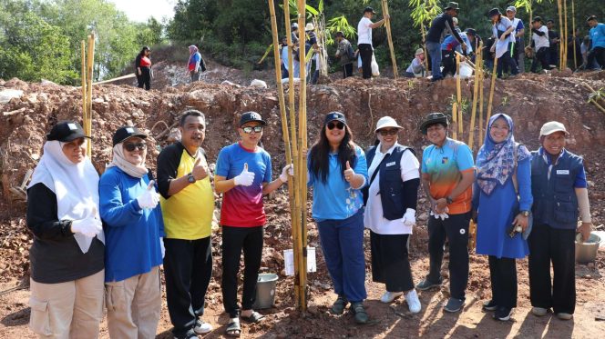 
					Keterangan Foto: Anggota/Deputi Bidang Pelayanan Umum, Ariastuty Sirait,saat foto bersama dalam kegiatan penanaman 200 pohon bambu di areal Spillway Bendungan Sei Harapan, Sabtu (02/08/2025), (BP Batam).