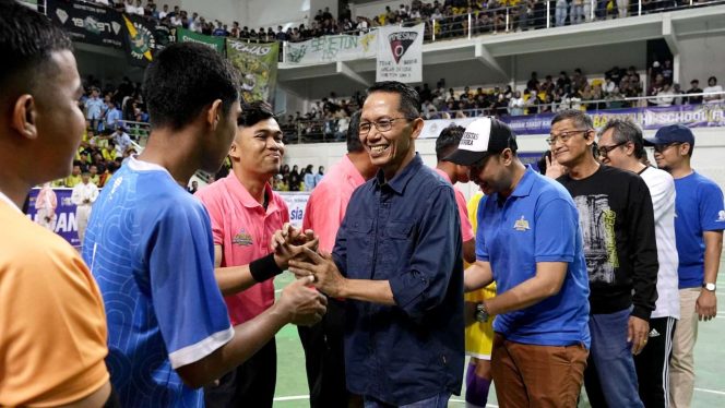 
					Keterangan Foto: Kepala BP Batam, Amsakar Achmad saat mengapresiasi Batam Hi-School Futsal Championship 2025 yang digelar di Sport Hall Temenggung Abdul Jamal, (BP Batam).