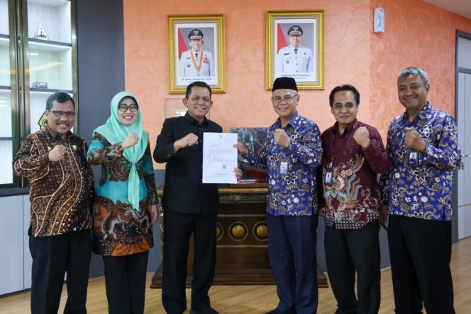 
					Keterangan Foto: Gubernur Kepri, Ansar Ahmad, berfoto bersama Hisyam Wahyudi beserta rombongan, (Diskominfo Kepri).