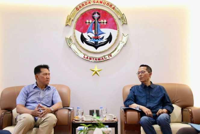 
					Keterangan Foto: Kepala BP Batam, Amsakar Achmad, saat mengunjungi Markas Komando (Mako) Pangkalan Utama TNI Angkatan Laut (Lantamal) IV Batam pada Minggu (03/08/2025), (BP Batam).