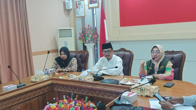 
					Keterangan Foto: Sekretaris Daerah Kabupaten Natuna, Boy Wijanarko Varianto, saat menerima kunjungan Dinas Pertanian, Peternakan, dan Kesehatan Hewan (DP2KH) Provinsi Kepulauan Riau dalam rangka sosialisasi dan pembahasan penguatan Otoritas Kompeten Keamanan Pangan Daerah (OKKPD), bertempat di Ruang Rapat Lantai ll Kantor Bupati Natuna, Jum’at (08/08/2025), (Diskominfo Natuna).