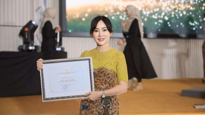 
					Keterangan Foto: Wakil Kepala BP Batam / Wakil Wali Kota Batam, Li Claudia Chandra saat menerima penghargaan yang diberikan oleh Kementerian Pemberdayaan Perempuan dan Perlindungan Anak (Kementerian PPPA) Republik Indonesia melalui Deputi Bidang Pemenuhan Hak Anak, pada Jumat (8/8/2025) di Auditorium KH. M. Rasjidi, Kementerian Agama RI, Jakarta Pusat, (BP Batam).