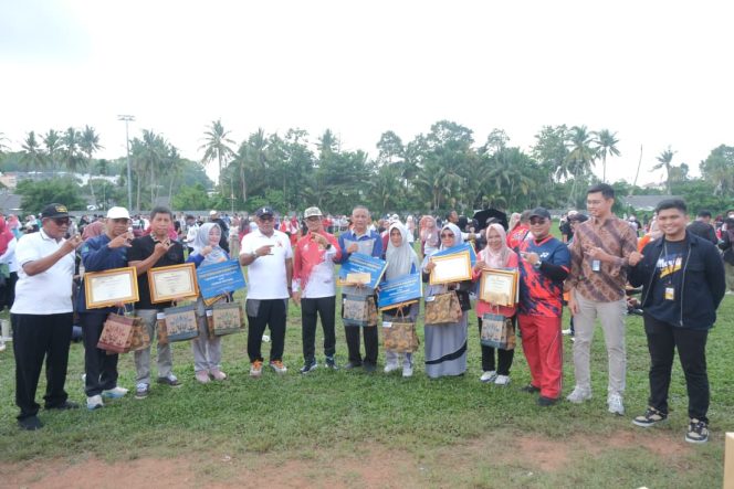 
					Wali Kota Tanjungpinang Lis Darmansyah dan Wakil Walikota Raja Ariza foro bersama ASN Pemko Tanjungpinang, di Stadion Sulaiman Abdullah, Kamis (28/8/2025). (Diskominfo Kota Tanjungpinang)