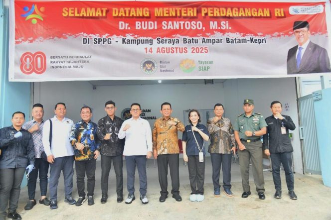 Keterangan Foto: Gubernur Kepulauan Riau, Ansar Ahmad, saat foto bersama di depan Dapur SPPG MBG Seraya, Batam, (Diskominfo Kepri).