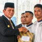 Gubernur Kepri, Ansar Ahmad saat memberikan berkas remisi kepada salah satu warga binaan di Lembaga Pemasyarakatan Narkotikw Kelas IIA Tanjungpinang, Minggu (17/8/2025). (Diskominfo Kepri)