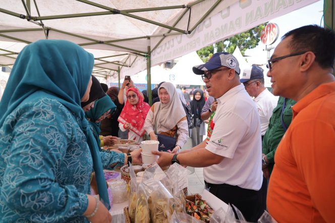
					Keterangan Foto: Wagub Kepri, Nyanyang Haris Pratamura, bersama Ketua TP PKK Kepri Dewi Kumalasari Ansar meninjau stan pangan murah digagas LPP TVRI di halaman Mal Ramayana Tanjungpinang, Sabtu (2/8/2025). (Diskominfo Kepri), (Diskominfo Kepri).