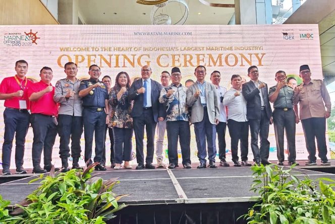 
					Keterangan Foto: Wagub Kepri, Nyanyang Haris Pratamura, saat foto bersama pada pembukaan IMOX 2025, (Diskominfo Kepri).