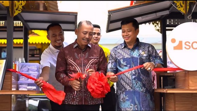 
					Keterangan Foto: Sekdaprov Kepri Adi Prihantara bersama Perwakilan PT SMI Erdian saat melaksanakan pemotongan pita pada kegiatan serah terima gerobak untuk pelaku UMKM Tanjungpinang, Kamis (31/07/2025), (Diskominfo Kepri).