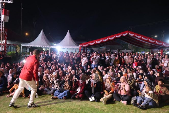 Keterangan Foto: Penampilan Ressa Herlambang saat menghibur ribuan warga yang hadir pada malam puncak peringatan HUT RI ke 80 di Gedung Daerah Tanjungpinang, Minggu (17/08/2025) malam, (Diskominfo Kepri).