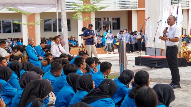 
					Sekretaris Daerah, Adi Prihantara saat sampaikan kata sambutan Pengenalan Kehidupan Kampus Mahasiswa Baru (PKKMB) Tahun 2025/2026, di Halaman Fakultas Ekonomi Dan Bisnis Universitas Maritim Raja Haji Fisabilillah (UMRAH) Dompak, Selasa (19/8/2025). (Diskominfo Kepri)