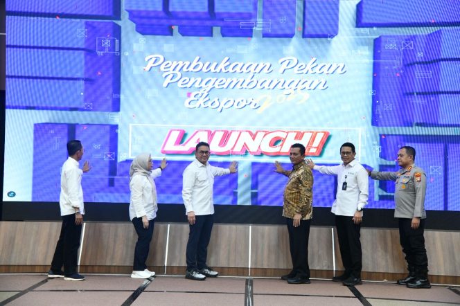 
					Keterangan Foto: Mendag Budi Santoso bersama Gubernur Kepri Ansar Ahmad melakukan peluncuran Pekan Pengembangan Ekspor di Batam. Kegiatan berlangsung di Balairung BP Batam, Kamis (14/08/2025), (Diskominfo Kepri).