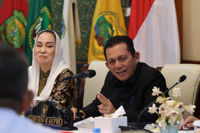 
					Gubernur Kepri, Ansar Ahmad bersama Bupati Natuna, Cen Sui Lan saat Rapat Koordinasi Ekspor dan Impor yang digelar di Gedung Daerah Provinsi Kepri, Senin (25/8/2025). (Diskominfo Kepri