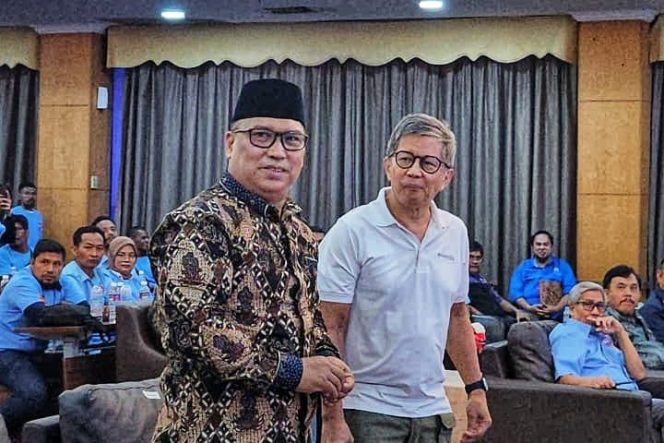 Wakil Gubernur Kepri, Nyanyang Harris Pratamura saat bersama Rocky Gerung di acara pelantikan pengurus Konfederasi Serikat Pekerja Seluruh Indonesia (K-SPSI) Provinsi Kepri dan K-SPSI Kota Batam, yang digelar di Hotel Golden View, Bengkong, Batam, Sabtu (09/8/2025). (Diskominfo Kepri)
