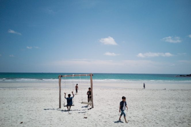 
					Keterangan Foto: Sejumlah wisatawan berlibur di kawasan Pantai Trikora, Bintan. Badan Pusat Statistik mencatat adanya peningkatan kunjungan wisatawan ke Kepri sebesar 22,31 persen pada Juni 2025, (Diskominfo Kepri).