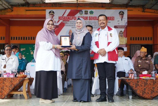 
					Ketua TP PKK Provinsi Kepulauan Riau, Dewi Kumalasari Ansar bersama Kepala Kesbangpol Kepri, M. Ikhsan saat memberikan piagam penghargaan kepada Kepala SMAN 1 Bintan Timur, Selasa (26/8/2025).
(Diskominfo Kepri)
