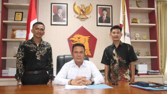 Wakil Ketua I DPRD Kota Batam, Aweng Kurniawan, saat menerima kunjungan silaturahim dari pengurus Badan Eksekutif Mahasiswa Seluruh Indonesia (BEM SI) Kota Batam, Muryadi Aguspriawan bersama rekannya, di ruang kerja Wakil Ketua I DPRD Kota Batam pada Kamis (25/9/2025). (Diskominfo Batam)