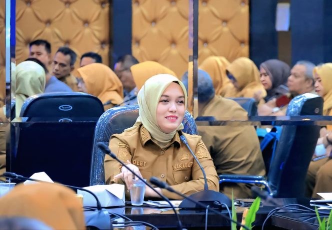 
					Wakil Bupati Bintan, Deby Maryanti saat memimpin Rapat Koordinasi Monitoring dan Evaluasi Realisasi Penyerapan Anggaran/Fisik di Ruang Rapat 2 Bandar Seri Bentan, Senin pagi (08/9/2025). (Diskominfo Bintan)
