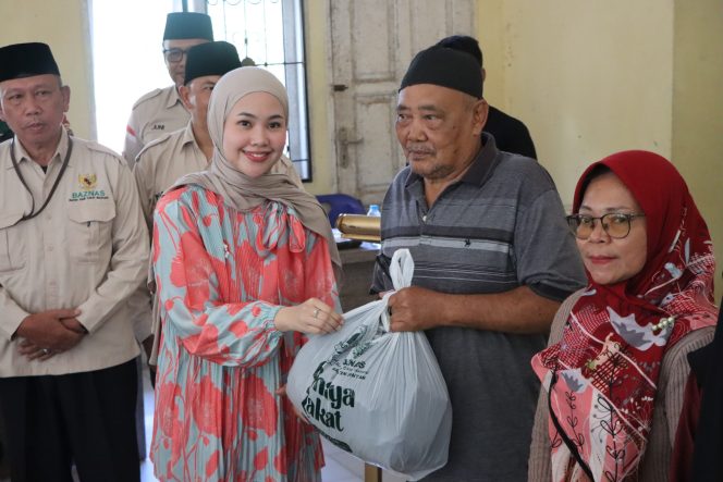Ketua TP-PKK Kabupaten Bintan, Hafizha Rahmadhani Putri bersama Baznas Bintan saat berikan bantuan sosial kepada masyarakat,  di Aula Kelurahan Kijang Kota, Rabu, (10/9/2025). (Diskominfo Bintan)