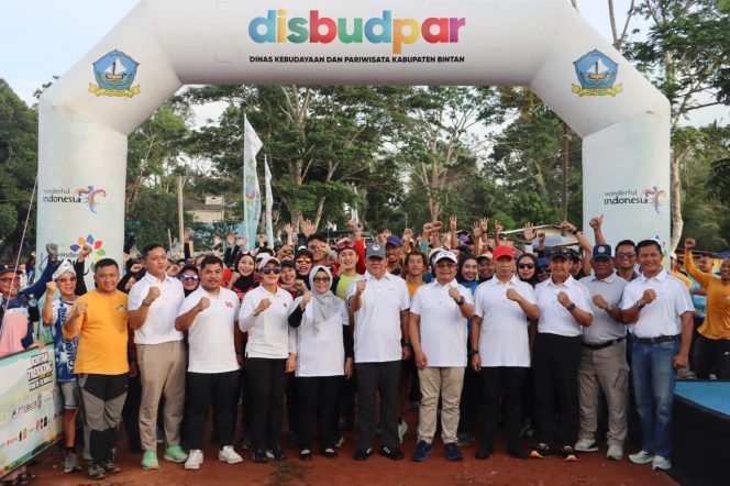 sekda Bintan, Rony Kartika foto bersama peserta Bintan Treaking and Fun Trail Run 2025, Sabtu (13/9/2025). (Diskominfo Bintan)