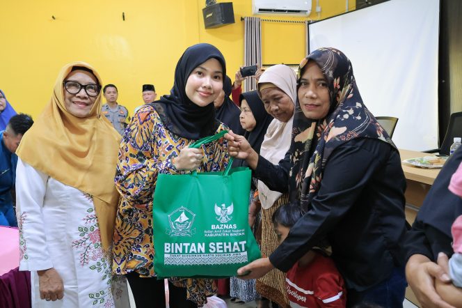
					Ketua TP-PKK Bintan, Hafizha Rahmadhani bersama Badan Amil Zakat Nasional (BAZNAS) saat berikan paket manfaat kepada salah satu masyarakat Kijang, di Aula Kantor Kecamatan Gunung Kijang,Rabu (24/9/2025). (Diskominfo Bintan)