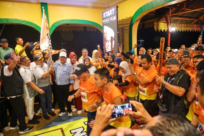 
					Gubernur Kepri, Ansar Ahmad saat melepas peserta lari Penyengat Night Run 5K, Sabtu (14/9/2025) Malam. (Diskominfo Kepri)