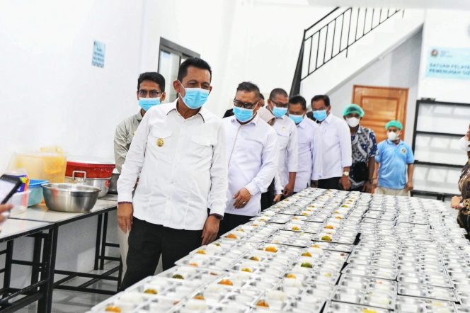 Gubernur Kepri, Ansar Ahmad bersama Wakil Gubernur Kepri Nyanyang Haris Pratamura saat meninjau program Makan Bergizi Gratis (MBG, di Karimun, Kamis (04/9/2025). (Diskominfo Kepri)