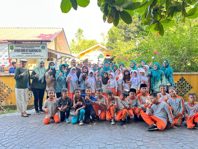 Ketua TP PKK Kepri, Dewi Kumalasari saat foto bersama siswa-siswi SDN 009 ,Penyengat, Tanjungpinang, Kamis (25/9/2025). (Diskominfo Kepri)