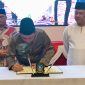 Gubernur Kepulauan Riau Ansar Ahmad  saat menandatangani Perjanjian Kerja Sama tentang Bantuan Biaya Pendidikan Dokter Spesialis-Subspesialis, di Aula Wan Seri Beni, Jum'at (12/9/2025). (Diskominfo Kepri)