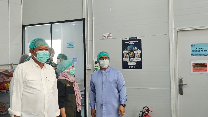 Gubernur Kepri, Ansar Ahmad didampingi Wakil Gubernur Kepri, Nyanyang Haris Pratamura saat 
mengunjungi SPPG Yayasan Menggapai Indonesia Sejahtera di Tiban Indah, Batam, Jumat (26/9/25). (Diskominfo Kepri)