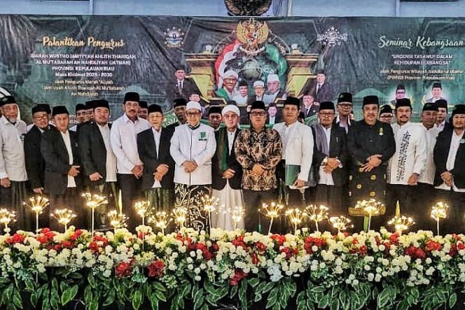 Wakil Gubernur Kepri, Nyanyang Haris Pratamura saat foto bersama setelah pelantikan pengurus Idarah Wustho Jami’iyyah Ahlith Thariqah al Mu’tabarah an Nahdliyah (JATMAN Kepri), di Aula Asrama Haji Batam Center, Rabu (03/9/2025) (DiskominfoKepri).