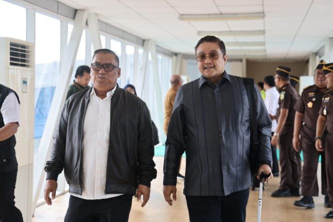 
					Wakil Gubernur Kepri, Nyanyang Haris Pratamura bersaman  Wakil Ketua Komisi II DPR RI Dede Yusuf yang datang bersama rombongan untuk melaksanakan Kunker Spesifik di Bandara RHF Tanjungpinang, Senin (29/9/2025). (Diskominfo Kepri)