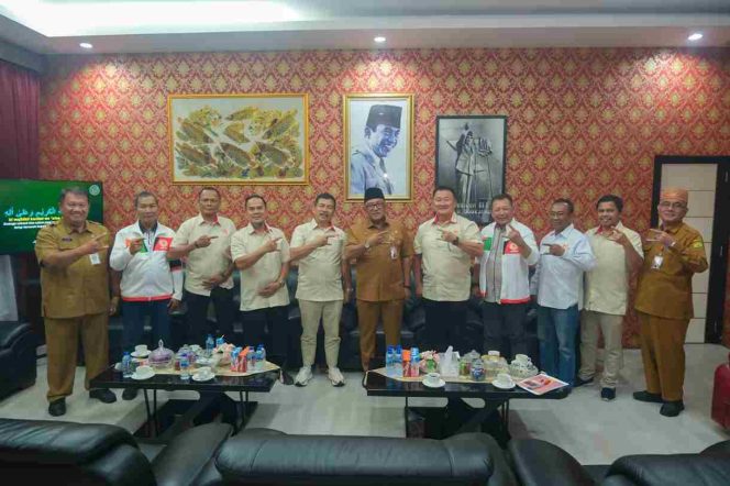 Wali Kota Tanjungpinang, Lis Darmansyah foto bersama KONI Kepri setelah melakukan membahas persiapan Kota Tanjungpinang sebagai tuan rumah Pekan Olahraga Provinsi (Porprov) Kepri VI 2026, Senin (01/9/2025).  (Diskominfo Kota Tanjungpinang)