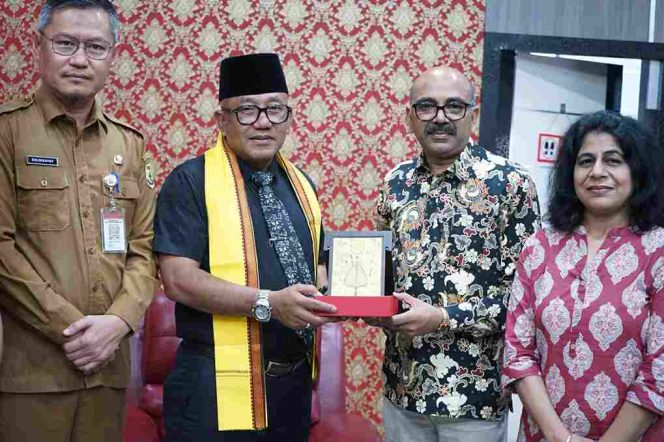 
					Wali Kota Tanjungpinang, Lis Darmansyah memberikan cendra mata kepada Konsulat Jenderal India Medan, Ravi Shanker Goel, Senin (29/9/2025). (Diskominfo Kota Tanjungpinang).