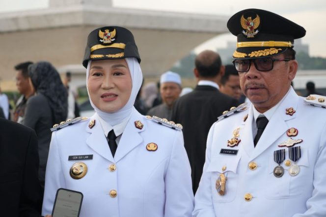 
					Bupati Natuna, Cen Sui Lan  (Kiri) didampingi Wakil Bupati Natuna, Jarmin Sidik (Kanan). (Diskominfo Natuna)