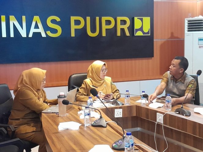 
					Asisten 2 Bidang Administrasi Perekonomian dan Pembangunan, Elfiani Sandri saat memimpin rapat koordinasi, di Ruang Rapat Dinas Pekerjaan Umum dan Penataan Ruang (PUPR) Tanjungpinang, Senin (15/9/2025). (Diskominfo Kota Tanjungpinang)
