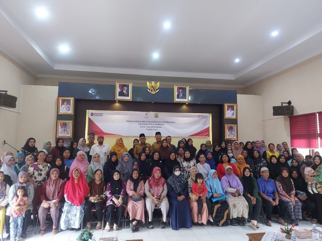 Serahkan 1.463 KKS, Lis Darmansyah Pastikan Bantuan PKH dan Sembako Berjalan Lancar