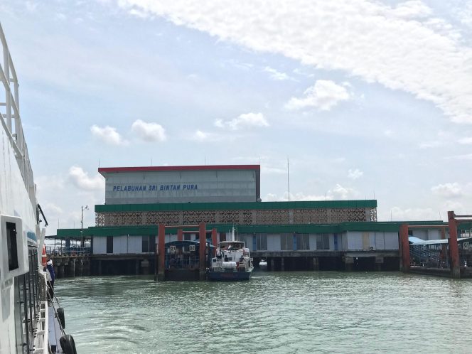 Suasana Pelabuhan Sri Bintan Pura, Tanungpinang. (Nzl)