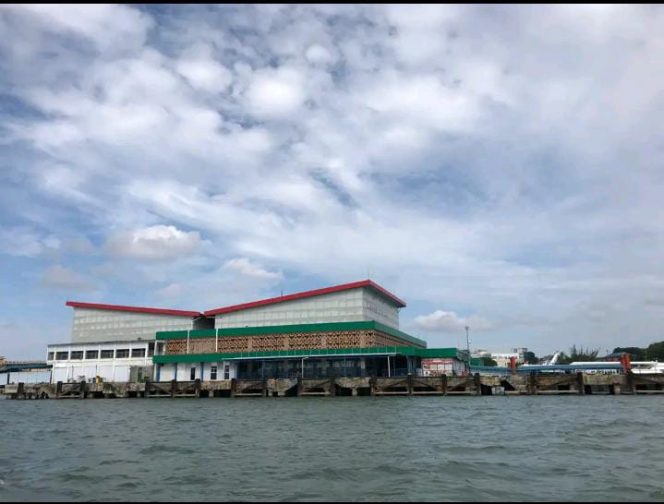 Suasana Pelabuhan Sri Bintan Pura,  Tanjungpinang. (Nzl)