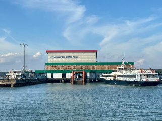 Suasana Pelabuhan Sri Bintan Pura, Tanjungpinang. (Nzl)