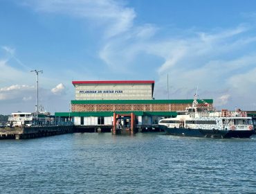 Suasana Pelabuhan Sri Bintan Pura, Tanjungpinang. (Nzl)