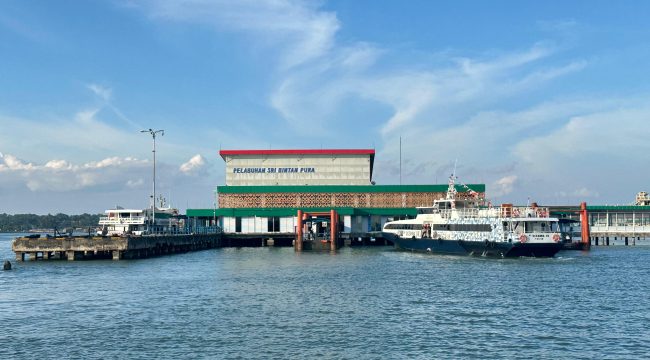 Suasana Pelabuhan Sri Bintan Pura, Tanjungpinang. (Nzl)