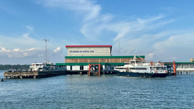 Suasana Pelabuhan Sri Bintan Pura, Tanjungpinang. (Nzl)