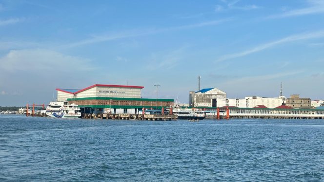 
					Suasana Pelabuhan Sri Bintan Pura, Tanjungpinang. (Nzl)