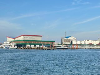 suasana Pelabuhan Sri Bintan Pura, Tanjungpinang. (Nzl)