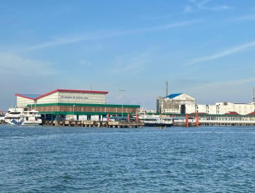 suasana Pelabuhan Sri Bintan Pura, Tanjungpinang. (Nzl)