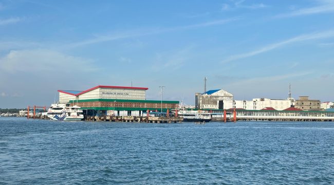 suasana Pelabuhan Sri Bintan Pura, Tanjungpinang. (Nzl)