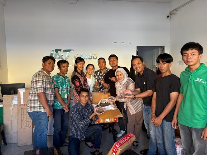 
					Personil Polda Kepri saat mengamankan sisik trenggiling. (Istimewa)