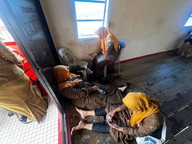 
					Suasana sejumlah pegawai Kelurahan Penyengat selamat usai pompong yang ditumpangi terbalik di perairan senggarang, Senin (01/9/2025). (Istimewa)