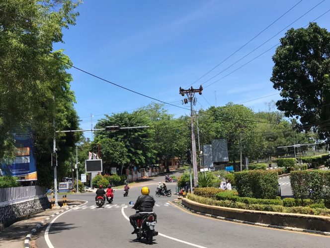 
					Suasana lalu lintas di Jalan Basuki Rahmat, Kilometer 4 Tanjungpinang  saat traffic light karena padami, Rabu (03/9/2025).